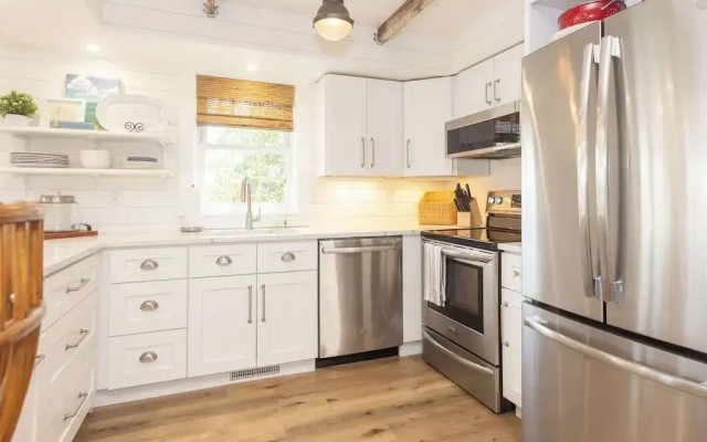 Heaven on Earth! 2 BDR Fontana Flat, Walk to Lake