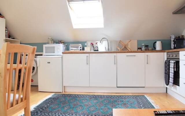 Modern 2 Bedroom Maisonette