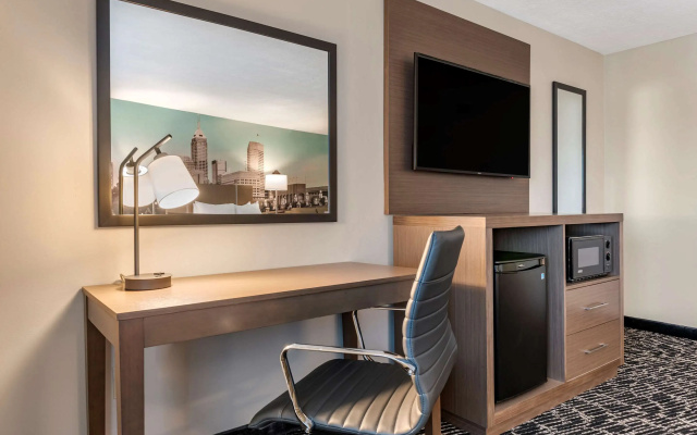 Clarion Pointe Indianapolis Airport
