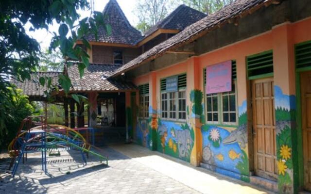 Bina Karya Guesthouse by ZUZU