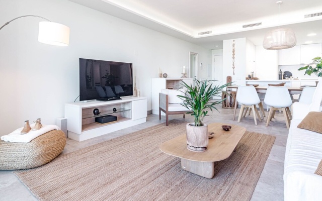 Inf2.4e - Modern 2-bed Apt With Roof top Pool
