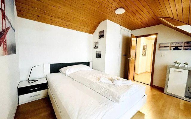 Einzigartige Schöne Altbau- Wohnung Im Zentrum