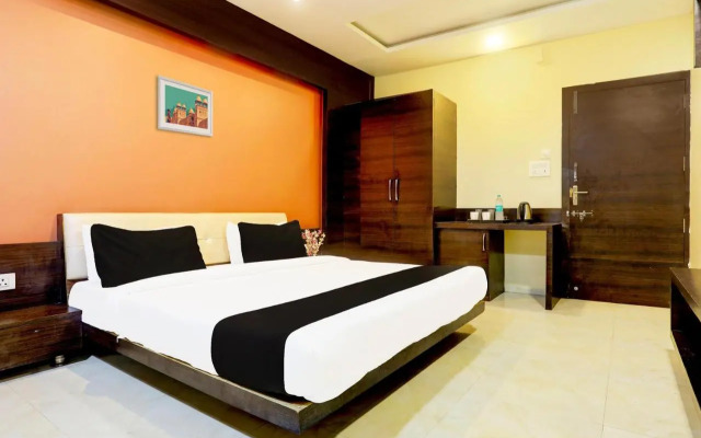 OYO 27960 Hotel Divya Sai Palace