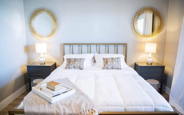 The Dogwood · Luxury Hot Tub· Lake Front Access ·