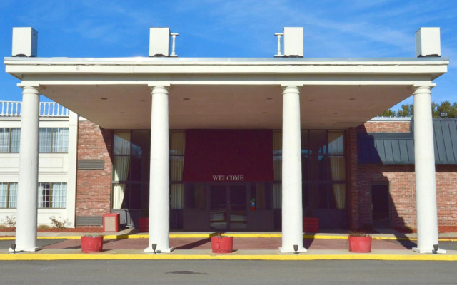Mystic River Hotel & Suites Near Casinos