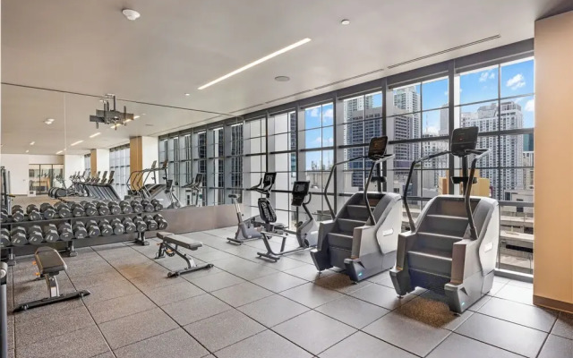 Downtown 1BR Apt with Skyline Views