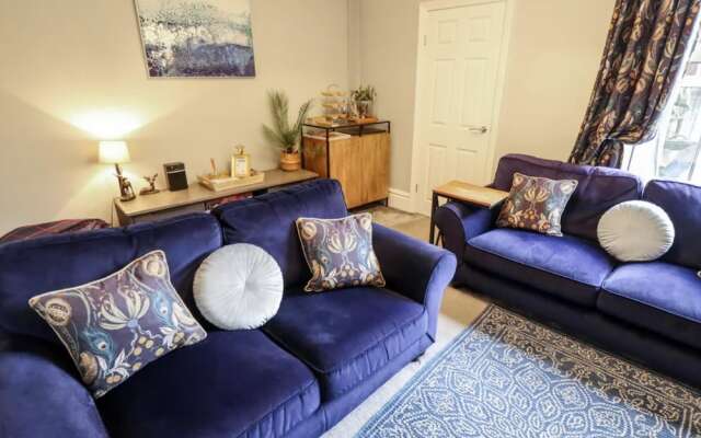 Luxury Lincoln Home - Sleeps 8 - Hot Tub - Pets