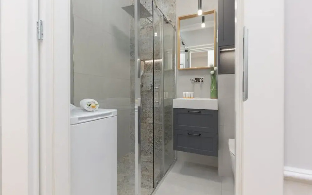 Warsaw 2 Bedrooms Apartment by Renters