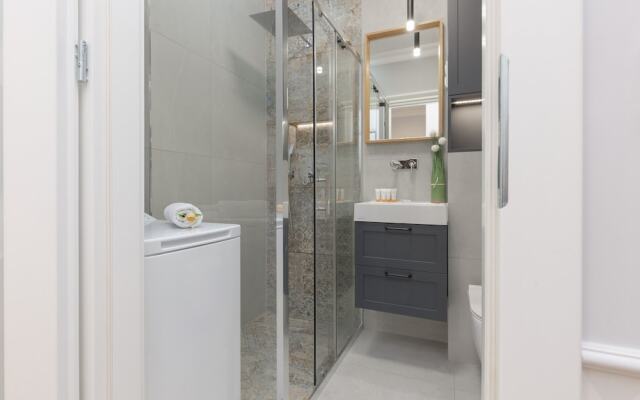 Warsaw 2 Bedrooms Apartment by Renters