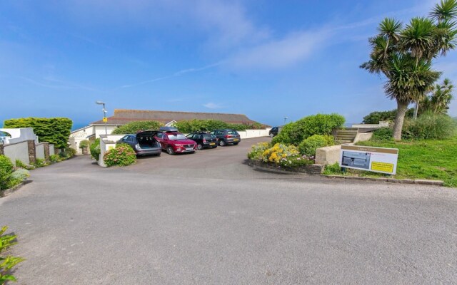 Clifton Court Apt 19 With Heated Pool