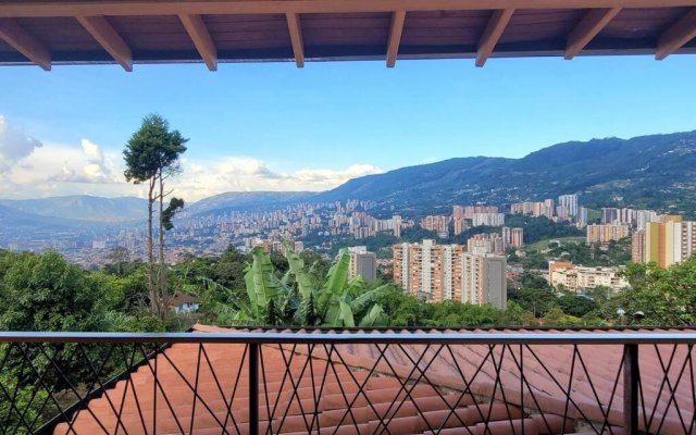 Amazing Medellín Views, Modern Villa with Jacuzzi