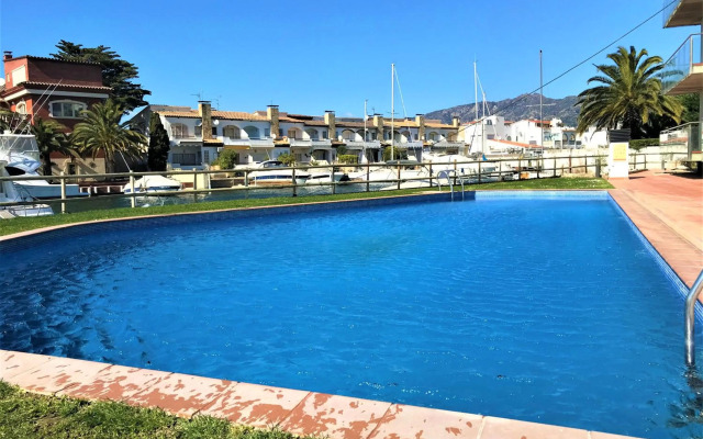 Apartamento en Roses con vistas al canal y piscina