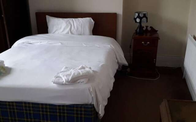 Grand 4-bed Quasi Semi House in Manchester