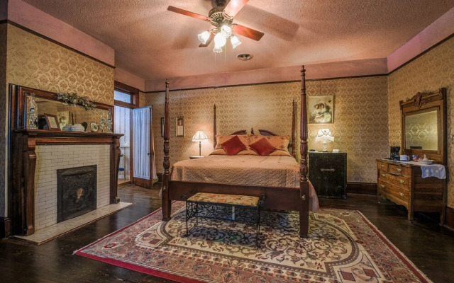 The Simmons-Bond Inn