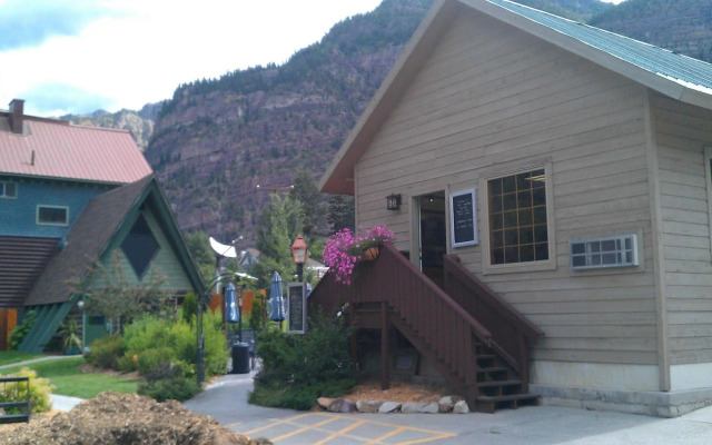 Twin Peaks Lodge & Hot Springs