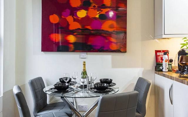 Incredible Light Filled Studio Apartment + Free Parking Sleeps 4