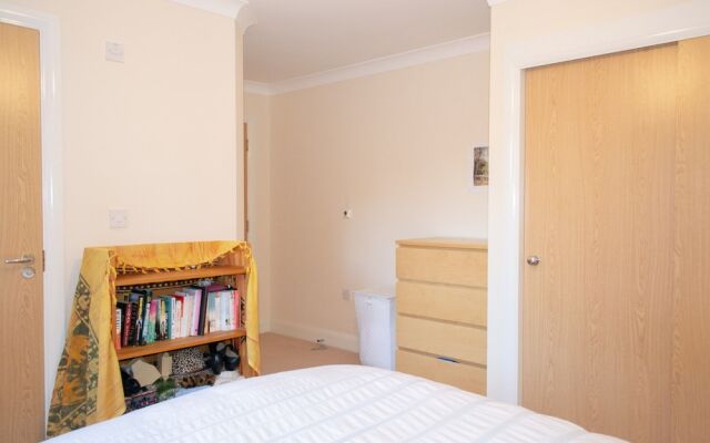 Bright 2 Bedroom Flat With Parking in Oxford