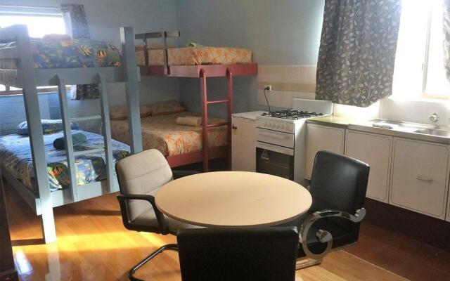 Snow Gate Motel and Apartments