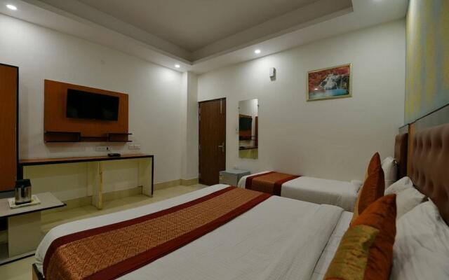 Capital O 64120 Hotel Noida Suites