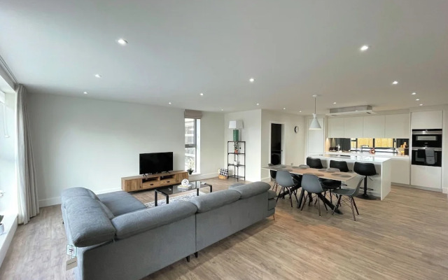 Luxury 2 Bedroom Apt with Parking