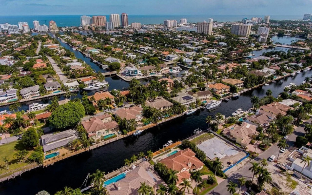 Florence by AvantStay | Estate w/ Dock & Pool | Sleeps 16