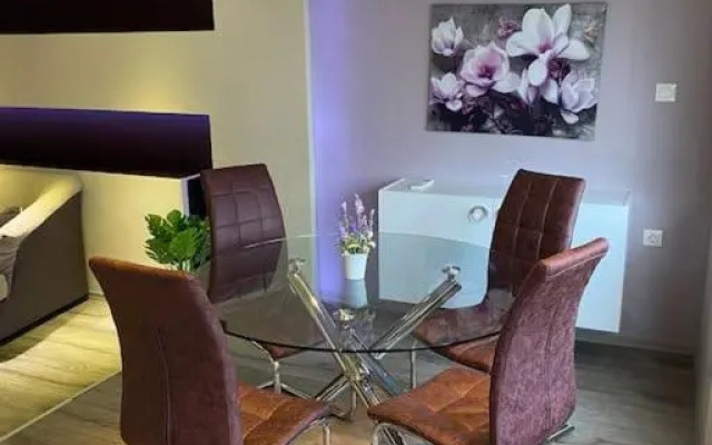 Modern 1BR Apartment with Hill View & Free Street parking