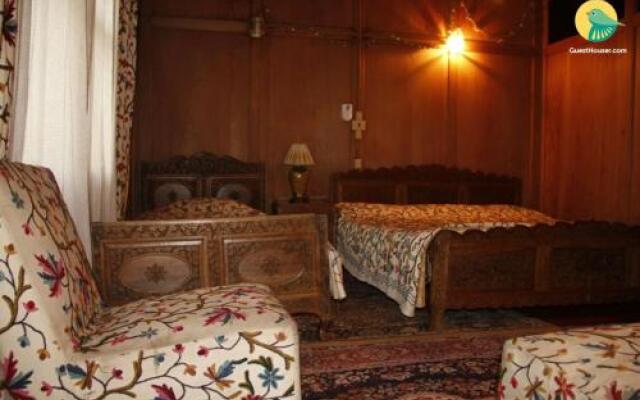 2 BHK Houseboat in Raj bagh, Srinagar, by GuestHouser (3AA6)