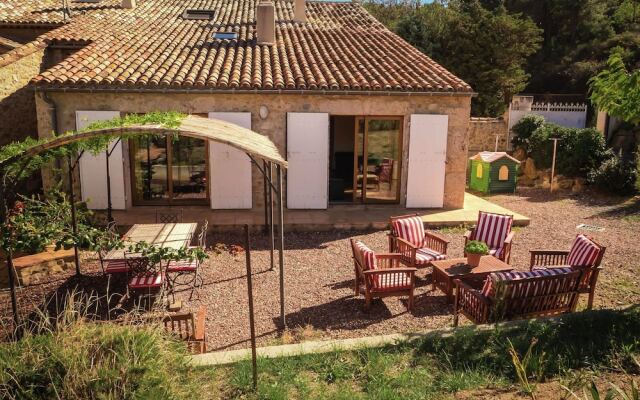 Stylish Villa in Fraissé-des-corbières With Swimming Pool