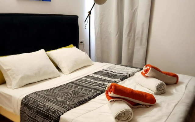 לוויס פלייס 1