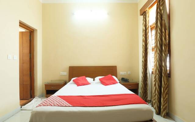 OYO 13566 Kumars The White House