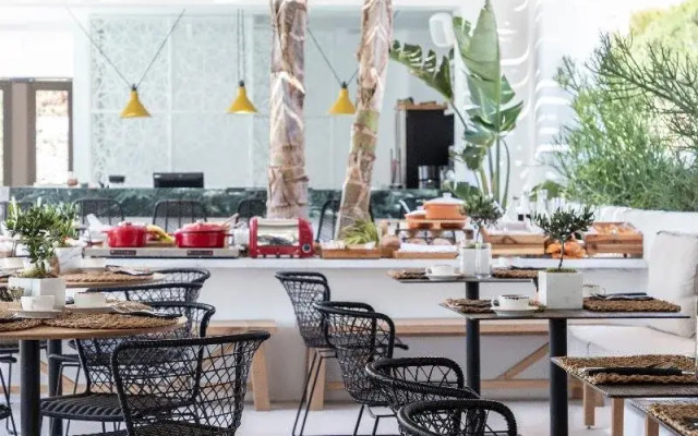 Adorno Beach Hotel & Suites