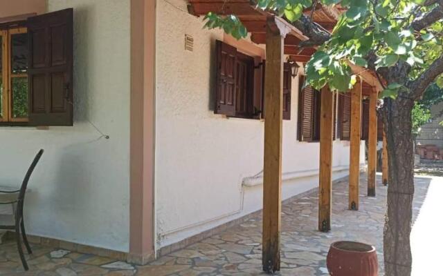 Tota's guest house, 4 min walk to the beach