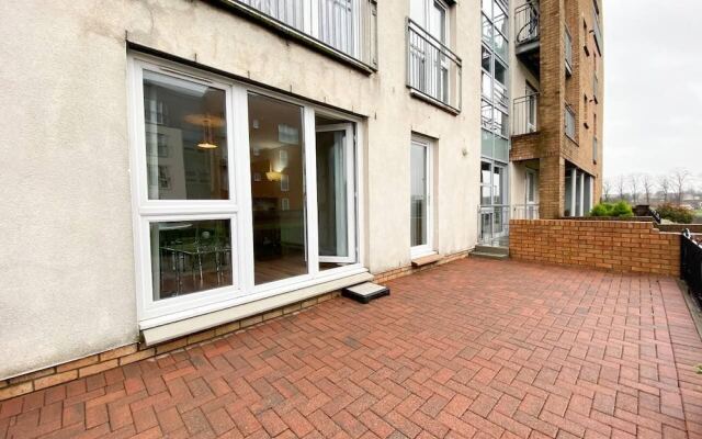 Glasgow Ellerslie Path 2bd Home - Parking