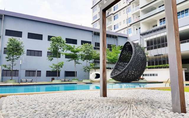 Teiw Family Homestay at Skypod Residence Puchong