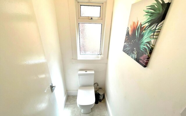 Spacious 2-bed Apartment With Hot tub and Parking