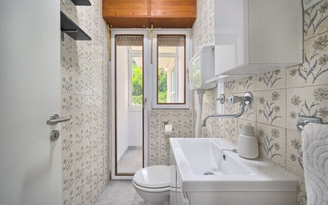 A1-luxury apt w big Balcony, 4 min Walk to Beach