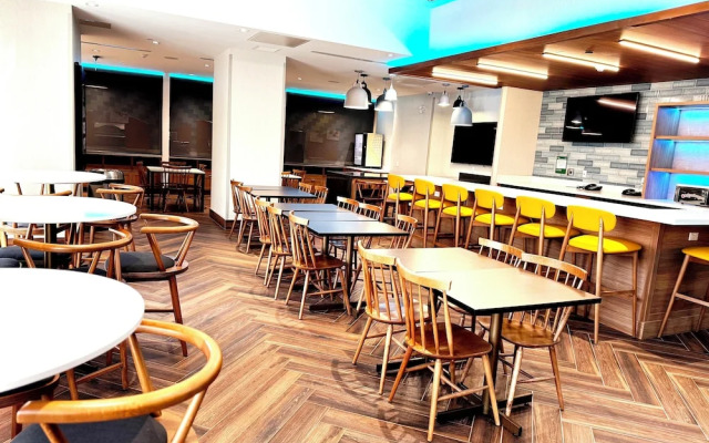 Newmarket Hotel & Suites