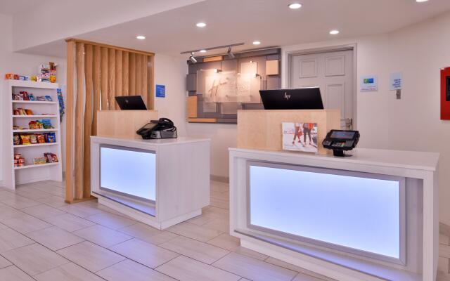Holiday Inn Express Farmington - Bloomfield by IHG