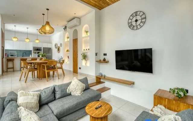 Villa Mawar 2 | Tropical 2BR Oasis in Berawa - A Luxury Private Villa By Balinest Villas — 4-star hotel in Tibubeneng
