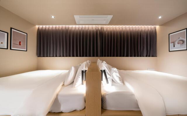 Croissant Hotel Guri by AanK