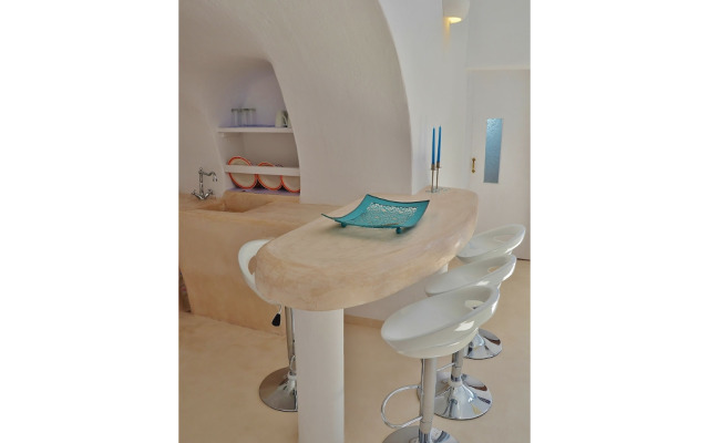 Fira White Residence