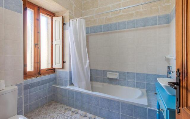 Centre Island Gozitan Farmhouse & Pool