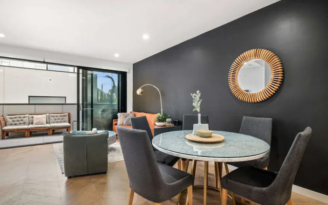 Chic Home With BBQ & Outdoor Dining