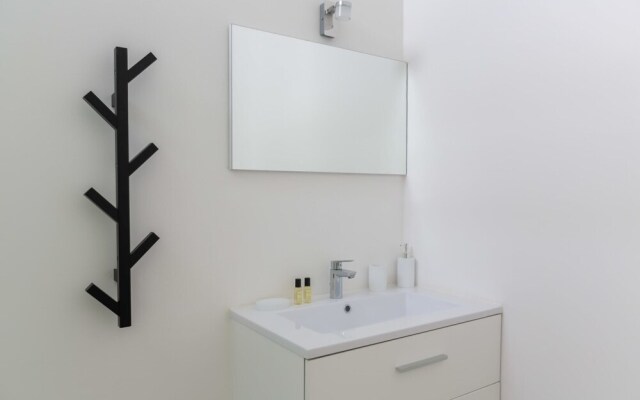 Modern Apartment in City Center for up to 4 Guests!