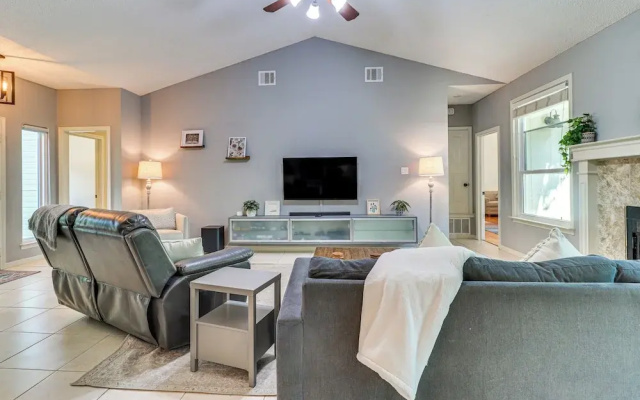 Deck & Greenbelt Access: Lovely Austin Home