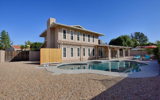 Spacious Updated 2 Masters POOL