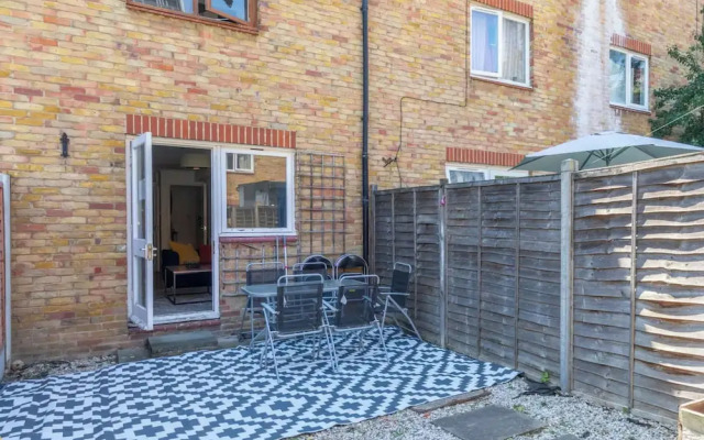 Lovely 4 Bed House w Garden, 1 Stop to Waterloo
