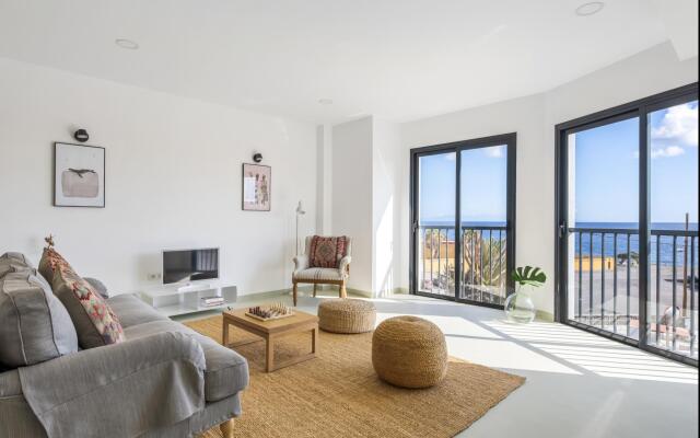 Design house with roof terrace ocean views