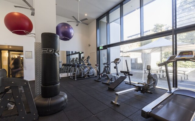 Spacious 1 Bedroom Apt Close To Green Square & Pool