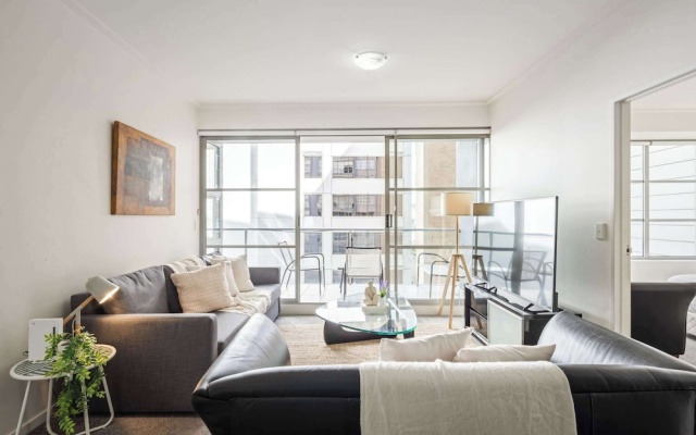 Cozy 2BR Apartment Steps From Darling Harbour – Guest Rooms – Sydney